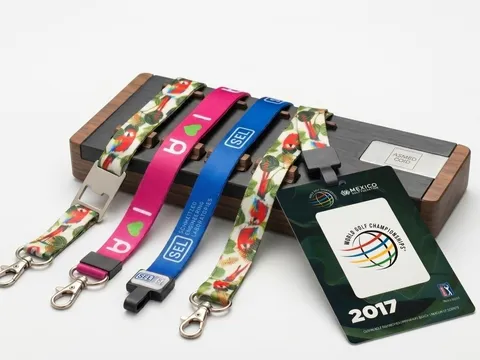 Carné empresarial en PVC full color con código QR para identificación de personal