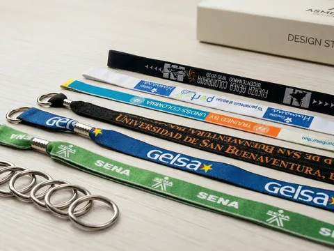 Cinta porta carnet bordada con logo en relieve