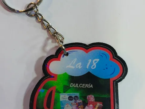 Llavero publicitario en resina con acabado de alto brillo personalizado con logo de cliente