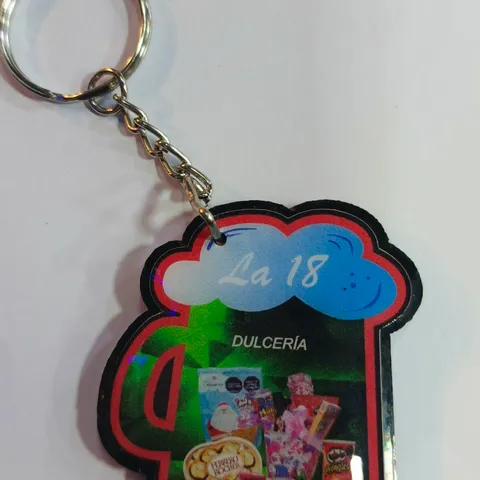 Llavero publicitario en resina personalizado, producto real de Asmedco entregado a un cliente